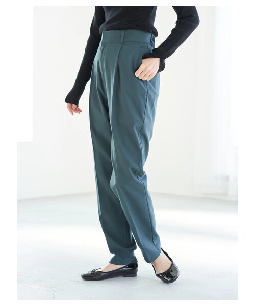 earth music&ecology(アースミュージックアンドエコロジー)の「美人シルエットパンツ(テーパード)(パンツ・ブラック/テラコッタ/ブラウン/グリーン/チェックブラウン/チェックベージュ・S/M/L)」の1枚目の写真
