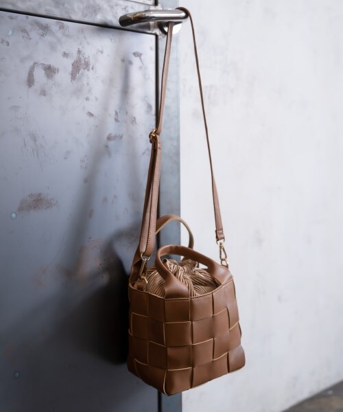 mysty woman（ミスティウーマン）の「【先行予約】メッシュインキンチャクバッグ（バッグ・レディース・アイボリー/ブラック/ライトブラウン・F）」の3枚目の写真