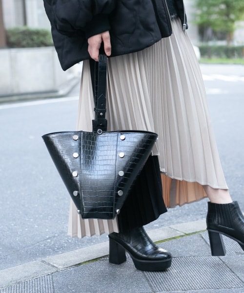 HARE（ハレ）の「2WAYスタッズBAG（バッグ・ブラック/ブラック系その他）」の2枚目の写真