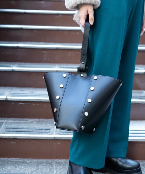 HARE（ハレ）の「2WAYスタッズBAG（バッグ・ブラック/ブラック系その他）」の4枚目の写真