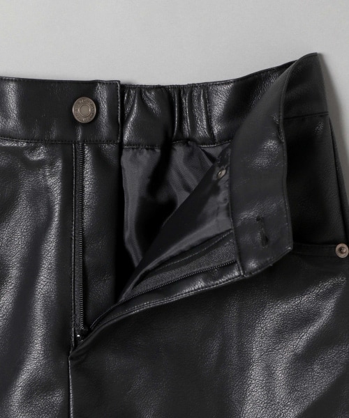 JEANASIS（ジーナシス）の「レザーバックキリカエショートパンツ（パンツ・ブラック()/グリーン()）」の6枚目の写真