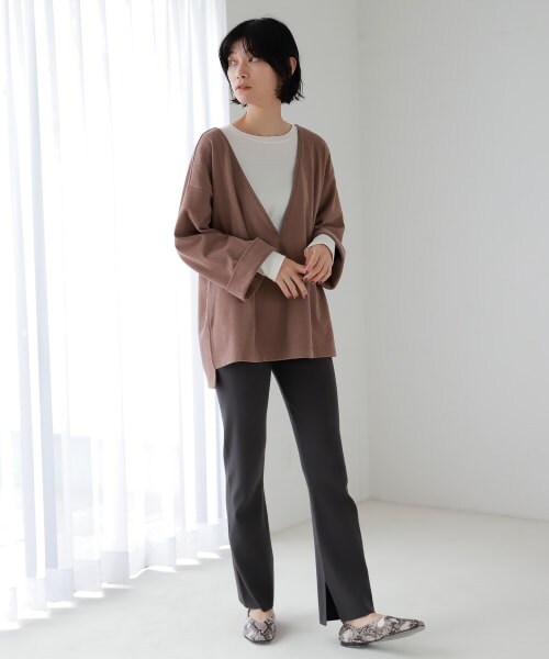 LAKOLE（ラコレ）の「アルパカタッチディープVネックプルオーバー（トップス・ライトグレー()/ブラック()/ライトブラウン()）」の13枚目の写真