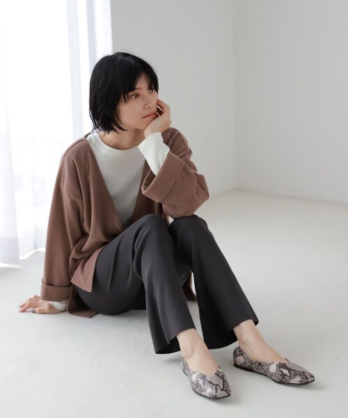 LAKOLE（ラコレ）の「アルパカタッチディープVネックプルオーバー（トップス・ライトグレー()/ブラック()/ライトブラウン()）」の11枚目の写真