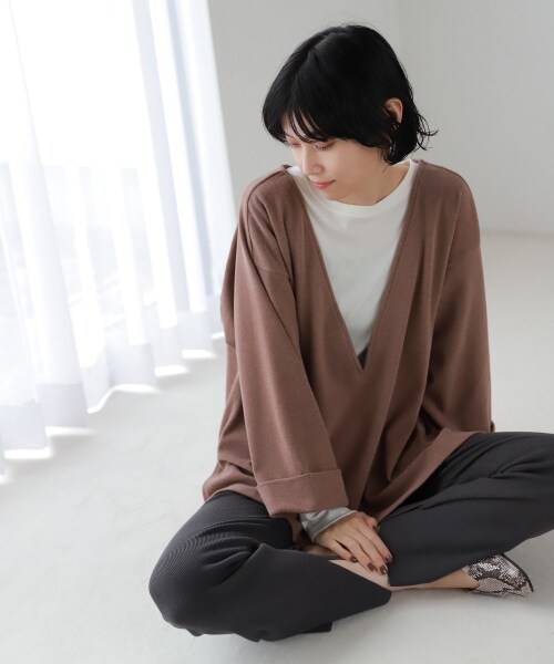 LAKOLE（ラコレ）の「アルパカタッチディープVネックプルオーバー（トップス・ライトグレー()/ブラック()/ライトブラウン()）」の3枚目の写真