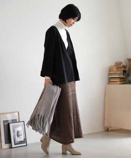 LAKOLE（ラコレ）の「アルパカタッチディープVネックプルオーバー（トップス・ライトグレー()/ブラック()/ライトブラウン()）」の8枚目の写真