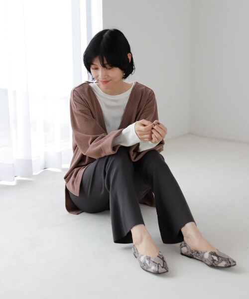 LAKOLE（ラコレ）の「アルパカタッチディープVネックプルオーバー（トップス・ライトグレー()/ブラック()/ライトブラウン()）」の10枚目の写真