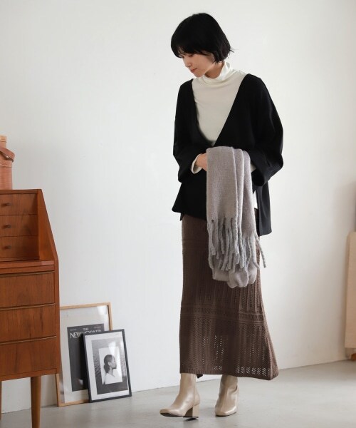 LAKOLE（ラコレ）の「アルパカタッチディープVネックプルオーバー（トップス・ライトグレー()/ブラック()/ライトブラウン()）」の6枚目の写真