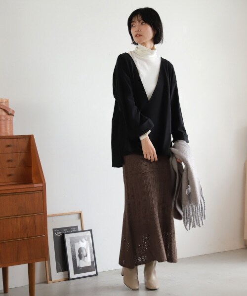 LAKOLE（ラコレ）の「アルパカタッチディープVネックプルオーバー（トップス・ライトグレー()/ブラック()/ライトブラウン()）」の5枚目の写真