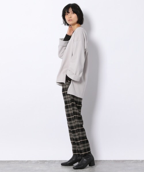 LAKOLE（ラコレ）の「アルパカタッチディープVネックプルオーバー（トップス・ライトグレー()/ブラック()/ライトブラウン()）」の16枚目の写真