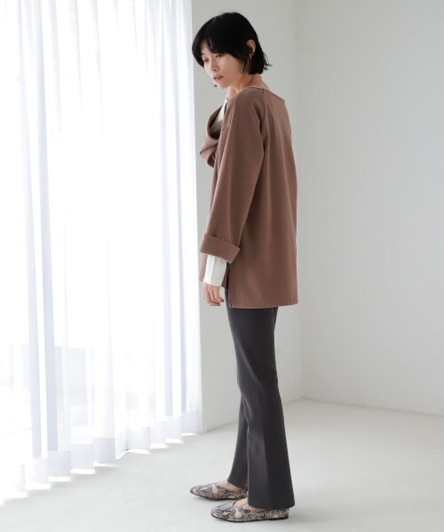 LAKOLE（ラコレ）の「アルパカタッチディープVネックプルオーバー（トップス・ライトグレー()/ブラック()/ライトブラウン()）」の14枚目の写真