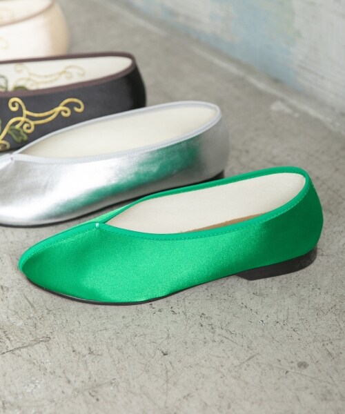 LOWRYS FARM（ローリーズファーム）の「パイピングシューズ（シューズ・刺繍アイボリー/刺繍ブラック/シルバー/グリーン）」の4枚目の写真