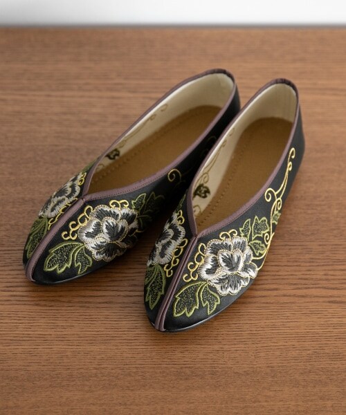 LOWRYS FARM（ローリーズファーム）の「パイピングシューズ（シューズ・刺繍アイボリー/刺繍ブラック/シルバー/グリーン）」の2枚目の写真