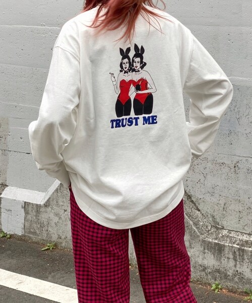 PAGEBOY(ページボーイ)の「コマツミドリコラボ バニーガールイラストロンT【WEB先行予約】(トップス・ホワイト/ブラック)」の1枚目の写真