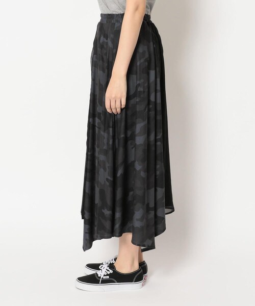 AVIREX（アヴィレックス）の「カモ シフォンコンビ レイヤードスカート/ CAMO CHIFFON COMBI LAYERED SKIRT（スカート・WHITE/CAMO/CHARCOL/CAMO/OLIVE/CAMO・F）」の2枚目の写真