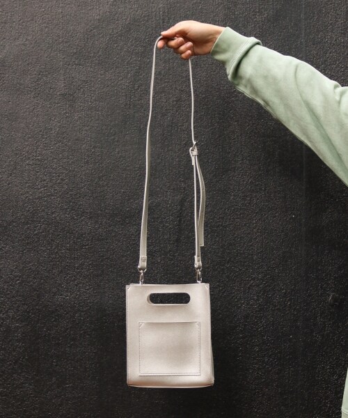 RAGEBLUE(レイジブルー)の「<ユニセックスでオススメ!>ミニレコードショルダーバッグ(バッグ・クロコ/ブラック/シルバー/ベージュ/パイソン)」の7枚目の写真