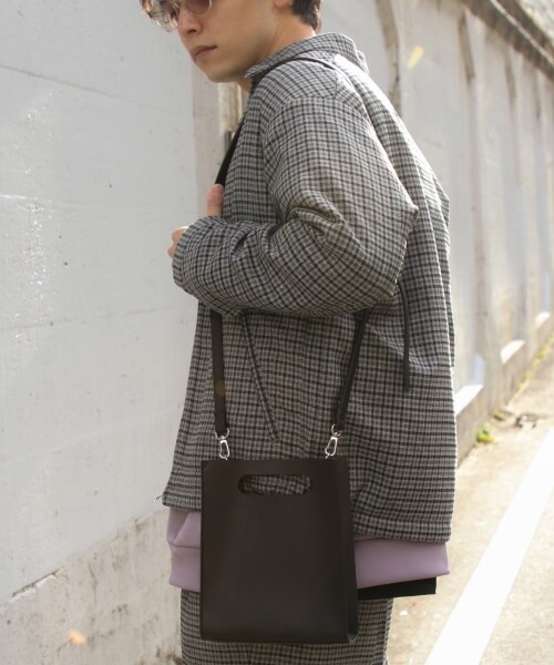 RAGEBLUE(レイジブルー)の「<ユニセックスでオススメ!>ミニレコードショルダーバッグ(バッグ・クロコ/ブラック/シルバー/ベージュ/パイソン)」の2枚目の写真