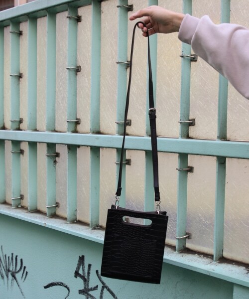 RAGEBLUE(レイジブルー)の「<ユニセックスでオススメ!>ミニレコードショルダーバッグ(バッグ・クロコ/ブラック/シルバー/ベージュ/パイソン)」の8枚目の写真