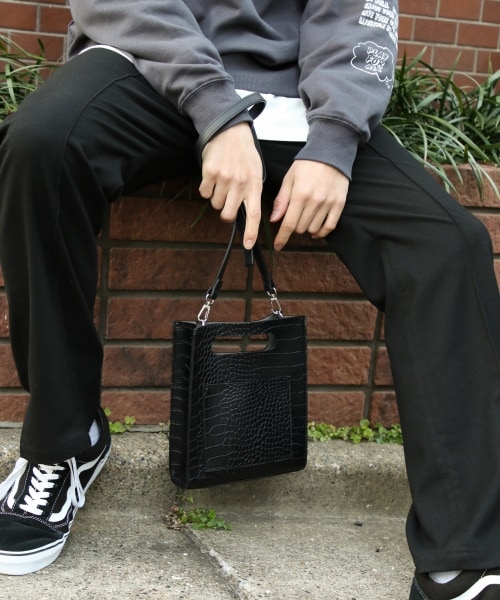 RAGEBLUE(レイジブルー)の「<ユニセックスでオススメ!>ミニレコードショルダーバッグ(バッグ・クロコ/ブラック/シルバー/ベージュ/パイソン)」の1枚目の写真