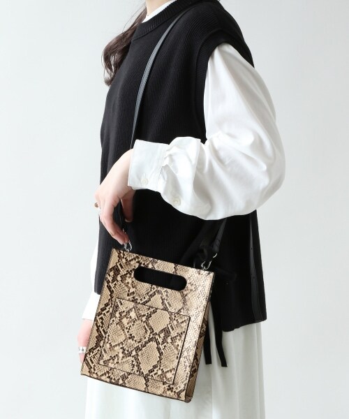 RAGEBLUE(レイジブルー)の「<ユニセックスでオススメ!>ミニレコードショルダーバッグ(バッグ・クロコ/ブラック/シルバー/ベージュ/パイソン)」の5枚目の写真