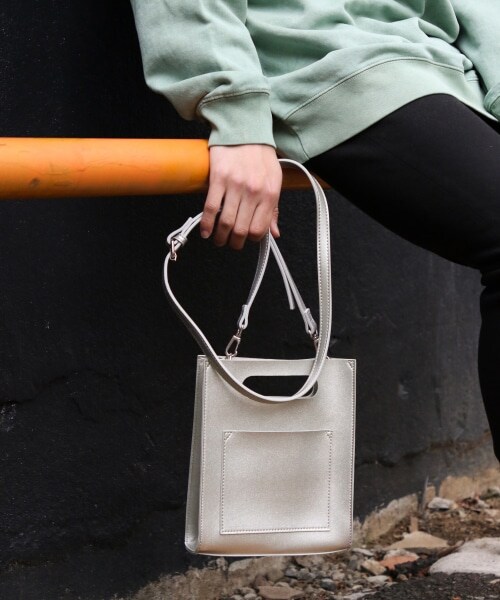 RAGEBLUE(レイジブルー)の「<ユニセックスでオススメ!>ミニレコードショルダーバッグ(バッグ・クロコ/ブラック/シルバー/ベージュ/パイソン)」の3枚目の写真