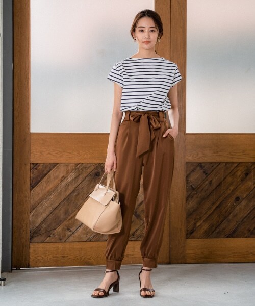 Andemiu(アンデミュウ)の「サテンクロップドパンツ(パンツ・レディース・ブラック19/ブラウン50/ベージュ55・F)」の6枚目の写真