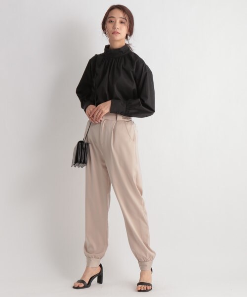 Andemiu(アンデミュウ)の「サテンクロップドパンツ(パンツ・レディース・ブラック19/ブラウン50/ベージュ55・F)」の13枚目の写真