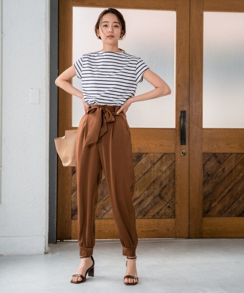 Andemiu(アンデミュウ)の「サテンクロップドパンツ(パンツ・レディース・ブラック19/ブラウン50/ベージュ55・F)」の7枚目の写真