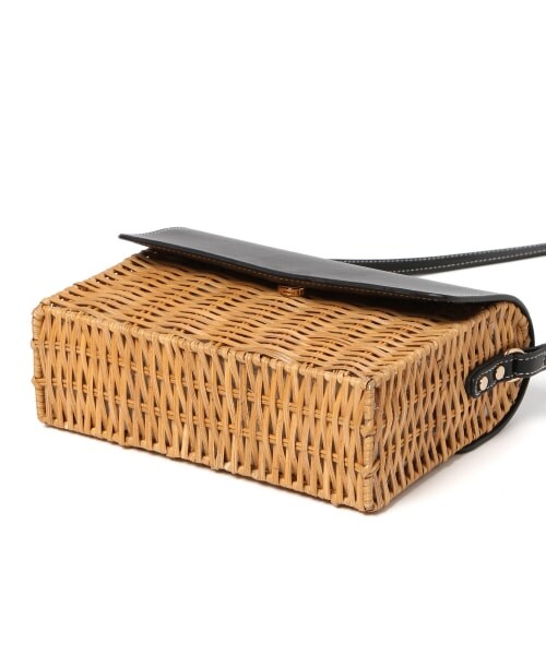 Andemiu（アンデミュウ）の「ラタンフラップバッグ（バッグ・ブラック/キャメル）」の13枚目の写真