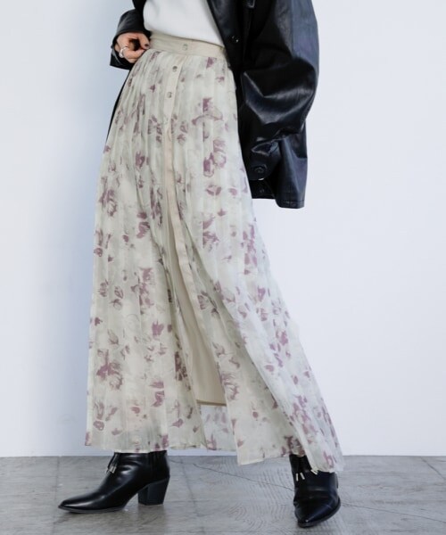 PAGEBOY(ページボーイ)の「シアーフラワープリーツスカート(スカート・オフホワイト/ブラック)」の1枚目の写真