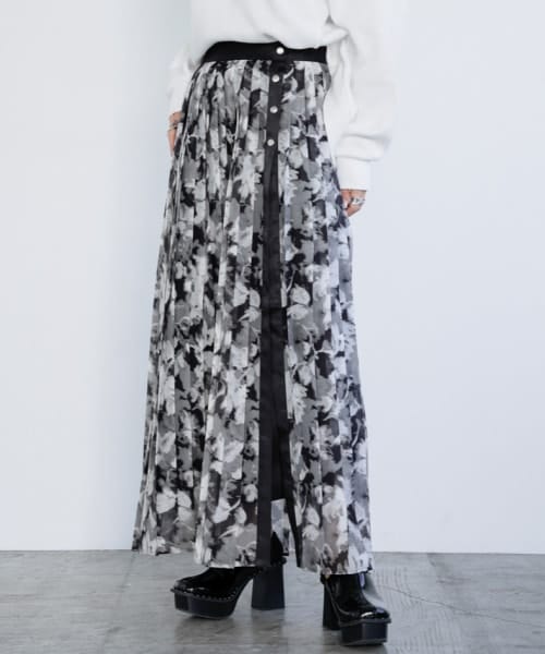 PAGEBOY(ページボーイ)の「シアーフラワープリーツスカート(スカート・オフホワイト/ブラック)」の2枚目の写真