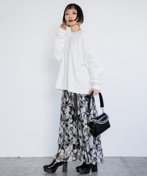 PAGEBOY(ページボーイ)の「シアーフラワープリーツスカート(スカート・オフホワイト/ブラック)」の7枚目の写真