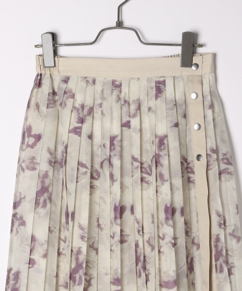 PAGEBOY(ページボーイ)の「シアーフラワープリーツスカート(スカート・オフホワイト/ブラック)」の10枚目の写真