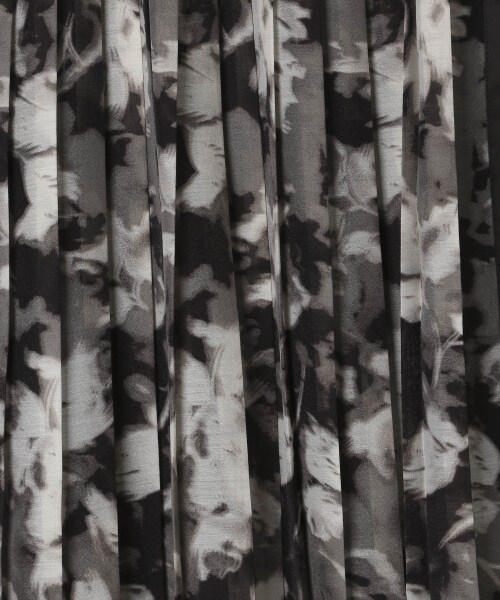 PAGEBOY(ページボーイ)の「シアーフラワープリーツスカート(スカート・オフホワイト/ブラック)」の15枚目の写真