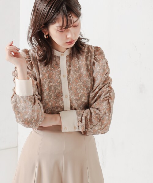 natural couture（ナチュラルクチュール）の「【WEB限定カラー有り】2WAYギャザーパフ配色花柄ブラウス（シャツ/ブラウス・レディース・アイボリー/ピンク/グレー/ブラック・FREE）」の3枚目の写真