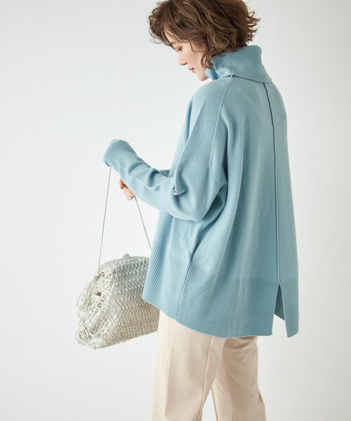 RIVE DROITE（リヴドロワ）の「【バックスタイルもキマる】バックスリットタートルニット（ニット/セーター・レディース・ベージュ/ミント・F）」の2枚目の写真