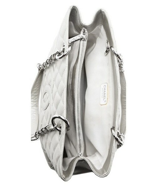 WGACA（ワッツ ゴーアラウンドカムズアラウンド）の「What Goes Around Comes Around Vintage Chanel Metallic Caviar Bag（トートバッグ・Silver・One Size）」の5枚目の写真