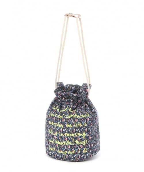 studio CLIP（スタディオクリップ）の「プリントオンアソート巾着バッグ（バッグ・グレージュ/ブラック/ピンク/キナリ/イエロー/ネイビー）」の6枚目の写真