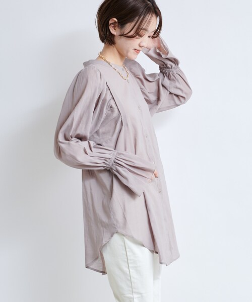 DouDou(ドゥドゥ)の「袖フリルギャザーブラウス(シャツ/ブラウス・レディース・グレージュ/ブラック・F)」の1枚目の写真