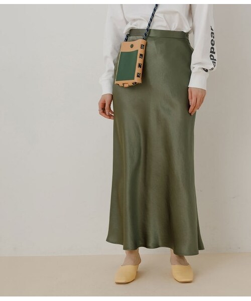 ADAM ET ROPE'（アダムエロペ）の「サテンマーメイドスカート（スカート・レディース・ホワイト/ベージュ/カーキ・36/38）」の3枚目の写真