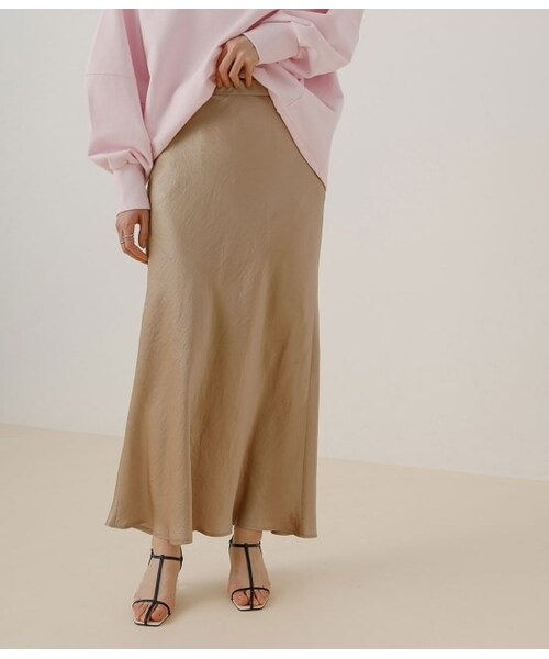 ADAM ET ROPE'（アダムエロペ）の「サテンマーメイドスカート（スカート・レディース・ホワイト/ベージュ/カーキ・36/38）」の2枚目の写真