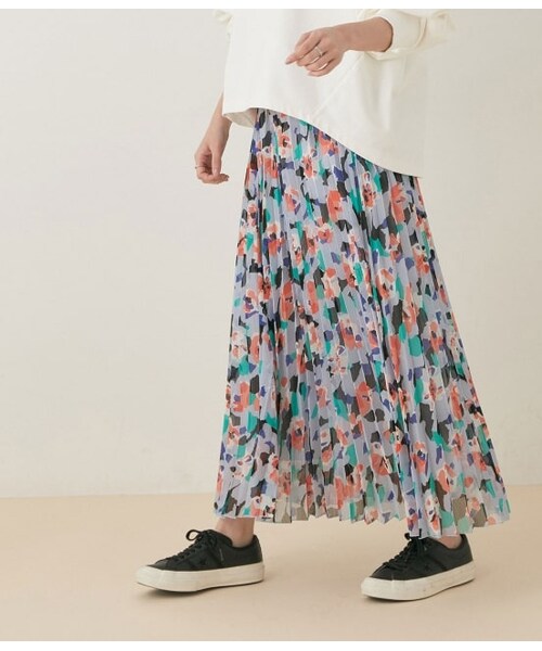 ADAM ET ROPE'(アダムエロペ)の「幾何フラワー楊柳プリーツスカート(スカート・レディース・キミドリ/サックス・F)」の2枚目の写真