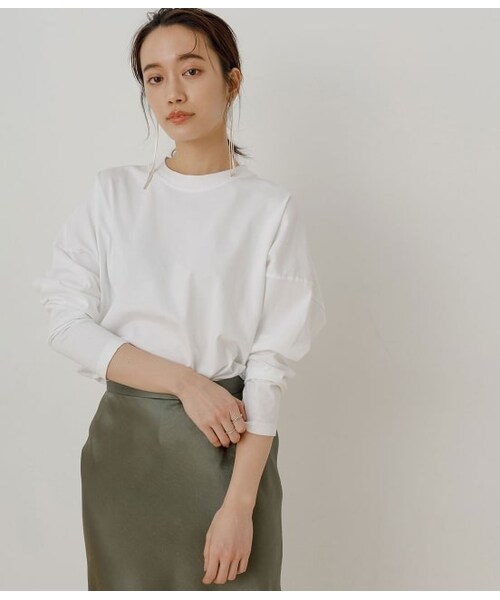 ADAM ET ROPE'(アダムエロペ)の「【一部WEB限定】クルーネックコットン長袖TEE(トップス・レディース・ブラック系/ホワイト/ベージュ/ベージュ系・F)」の2枚目の写真