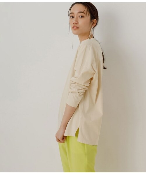 ADAM ET ROPE'(アダムエロペ)の「【一部WEB限定】クルーネックコットン長袖TEE(トップス・レディース・ブラック系/ホワイト/ベージュ/ベージュ系・F)」の3枚目の写真