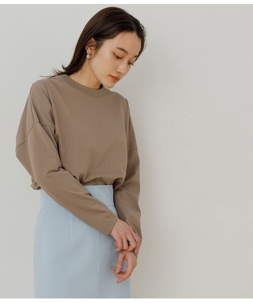 ADAM ET ROPE'(アダムエロペ)の「【一部WEB限定】クルーネックコットン長袖TEE(トップス・レディース・ブラック系/ホワイト/ベージュ/ベージュ系・F)」の4枚目の写真