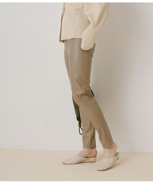 ADAM ET ROPE'（アダムエロペ）の「エコレザースリムパンツ（パンツ・レディース・ブラック/ベージュ・36/38）」の2枚目の写真