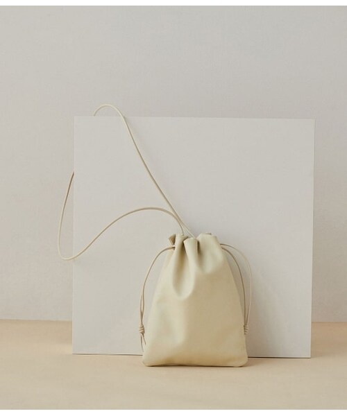 ADAM ET ROPE'(アダムエロペ)の「ナローストラップ巾着ポシェット(バッグ・レディース・グリーン系/オフホワイト・F)」の1枚目の写真