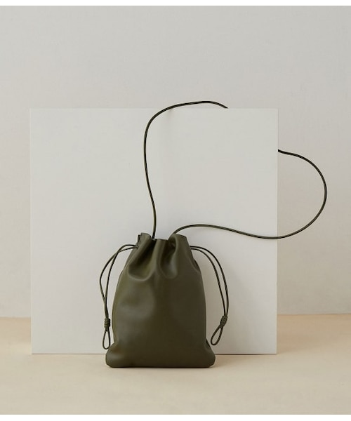 ADAM ET ROPE'(アダムエロペ)の「ナローストラップ巾着ポシェット(バッグ・レディース・グリーン系/オフホワイト・F)」の2枚目の写真