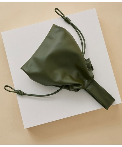 ADAM ET ROPE'（アダムエロペ）の「レザー巾着ミディアムバッグ（バッグ・レディース・オフホワイト/グリーン系・F）」の2枚目の写真