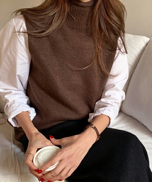 DHOLIC（ディーホリック）の「[ontheriver] タートルネックニットベスト（ベスト・レディース・ライトベージュ/ブラウン/ブラック・ONESIZE）」の3枚目の写真