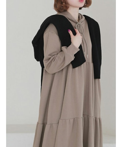 DHOLIC（ディーホリック）の「裏起毛フードティアードワンピース（ワンピース・レディース・アイボリー/ココア/ブラック・ONESIZE）」の3枚目の写真